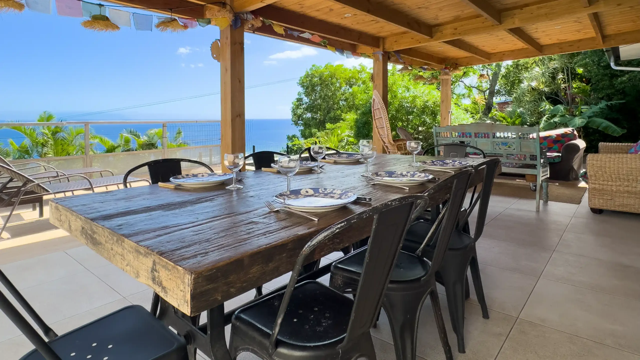 mafate-location-image-avion-photo-la-réunion-location-voyage-lodge-vacances-piton-plage-lagon-villa-maison-propriétaire-pro-logement-calme-gestion-rando-soleil-couple-repas