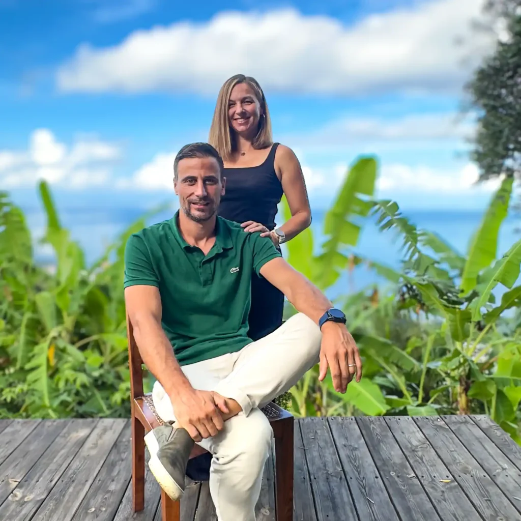 mafate-location-image-avion-photo-la-réunion-location-voyage-lodge-vacances-piton-plage-lagon-villa-maison-propriétaire-pro-logement-calme-gestion-rando-soleil-couple