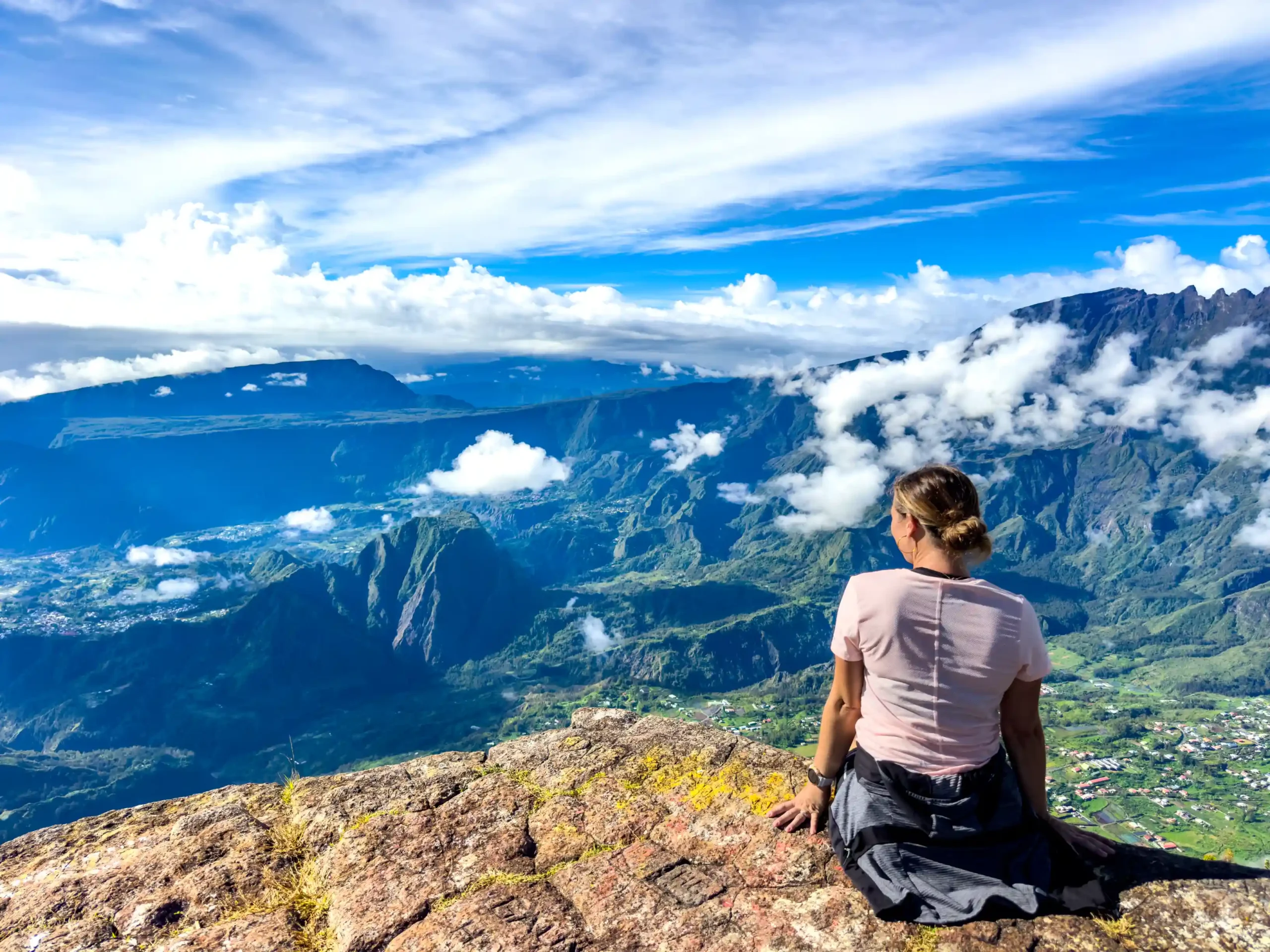 mafate-location-image-avion-photo-la-réunion-location-voyage-lodge-vacances-piton-plage-lagon-villa-maison-propriétaire-pro-logement-calme-gestion-rando